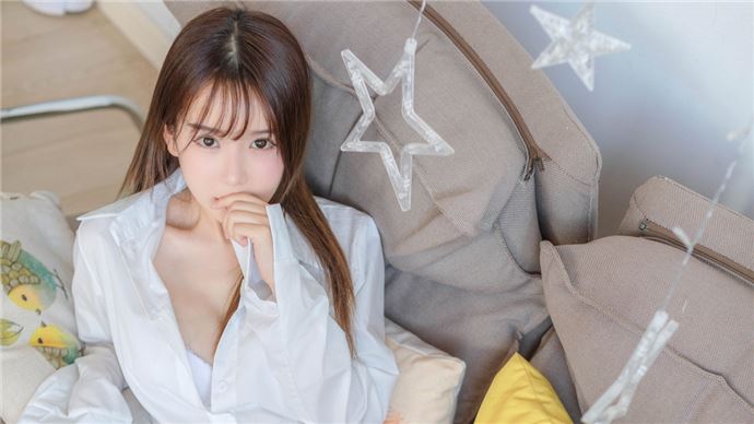 她穿的是一件黑色的低胸吊带裙 坐在公车最后一排被强