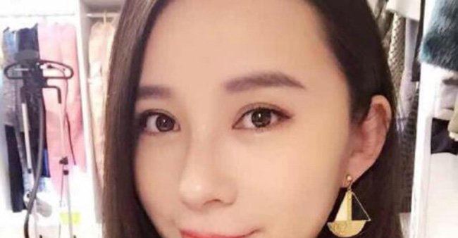 李炜托奶门图片原照 获封为“托奶李天王”