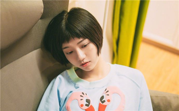 刺激之行在颠簸的车里我伸手摸了她 在车上做