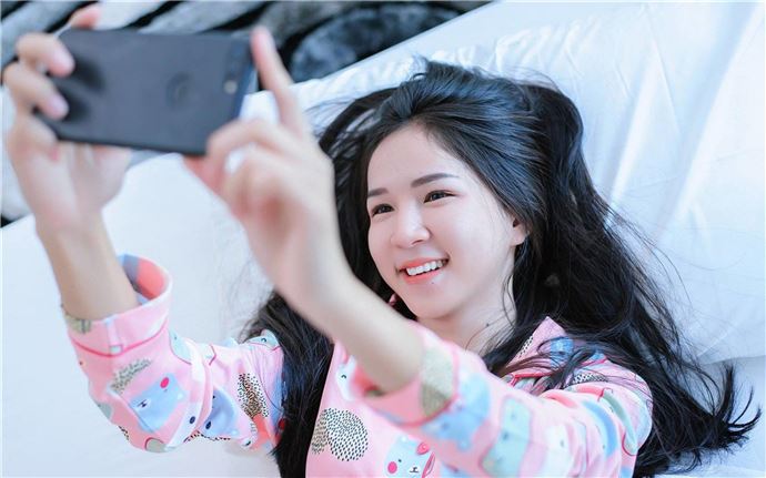 刺激之行在颠簸的车里我伸手摸了她 在车上做