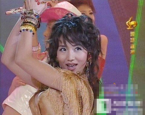 阿朵春晚露胸漏奶怎么回事 阿朵性感照片