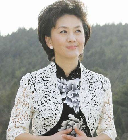 央视播音员海霞个人资料、年龄和老公揭秘