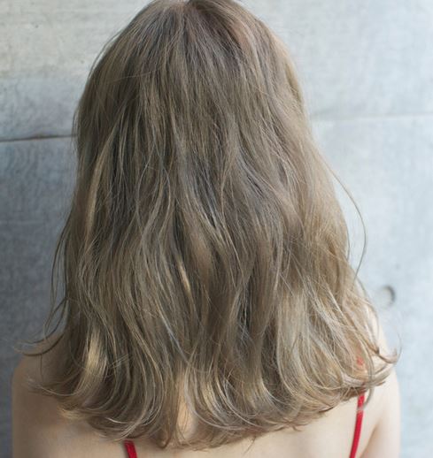 浅栗色头发图片 非常的流行染发色