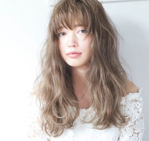 浅栗色头发图片 非常的流行染发色