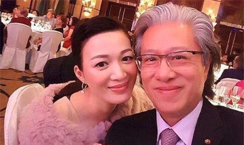 陈少霞晒母女合影 抱着刚满月的女儿一脸幸福