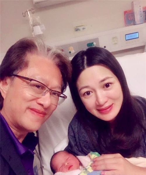 陈少霞晒母女合影 抱着刚满月的女儿一脸幸福