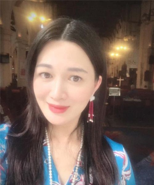 陈少霞晒母女合影 抱着刚满月的女儿一脸幸福