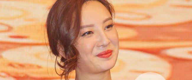 郑希怡掉抹胸图片 裤子门事件后再当众露两点