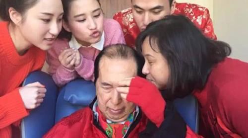 赌王为何不善待原配 赌王原配子女分到什么