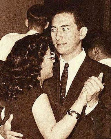 赌王为何不善待原配 赌王原配子女分到什么