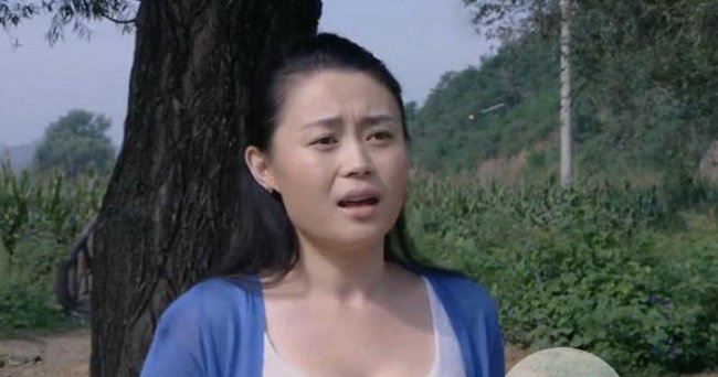 关婷娜的胸罩是多大号 高挺的胸围让人无处安眼