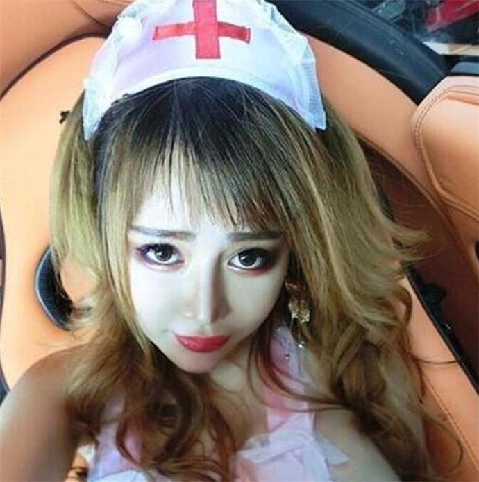 徐檬檬整容前后大胸照 微博晒不雅照引发网友关注