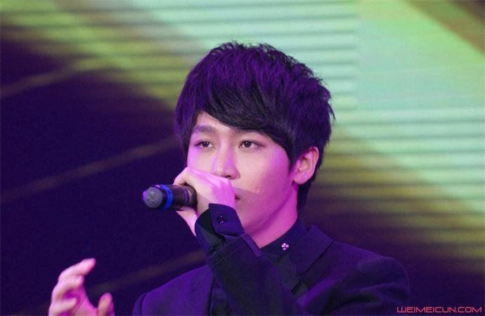 李炜睡苏醒老婆照片 李炜托奶事件回顾