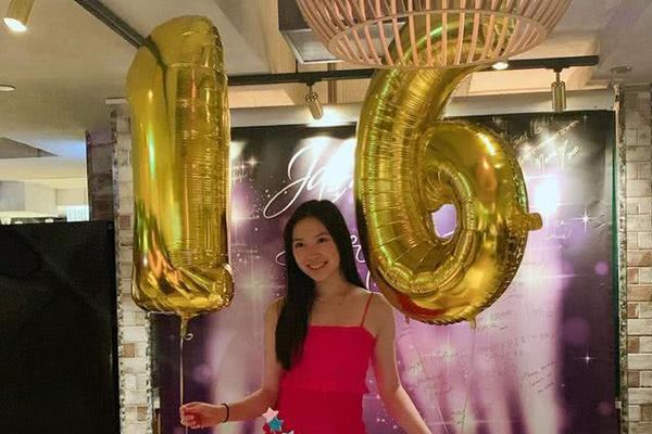 甄子丹老婆今年多少岁 与女儿的合影像姐妹