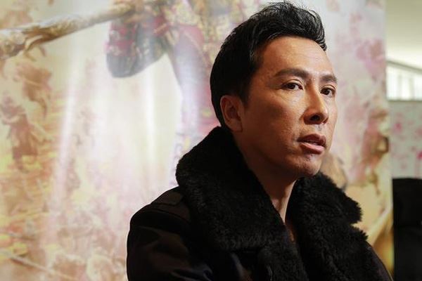 甄子丹老婆今年多少岁 与女儿的合影像姐妹