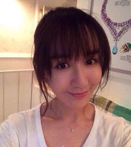 娄艺潇的胸多大 娄艺潇露乳沟照很性感