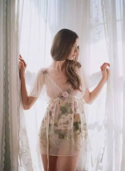 情趣内衣秀表演全透明 生活增加一点情趣