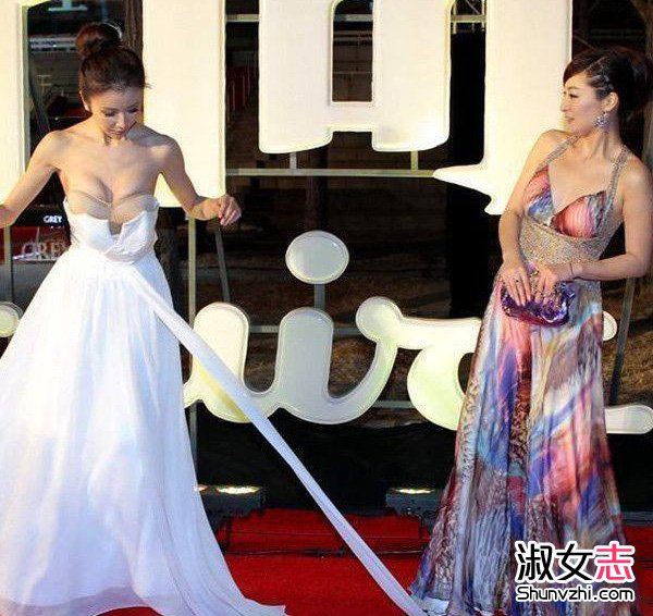 孙菲菲踩裙门全套图 孙菲菲裙子被踩掉事件