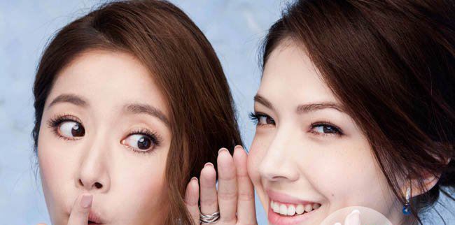 林心如喂奶照 女儿呆萌地吮吸着母乳