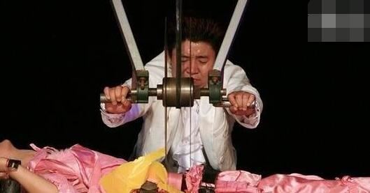 魔术失误把人切了 魔术失误锯死妻子真相