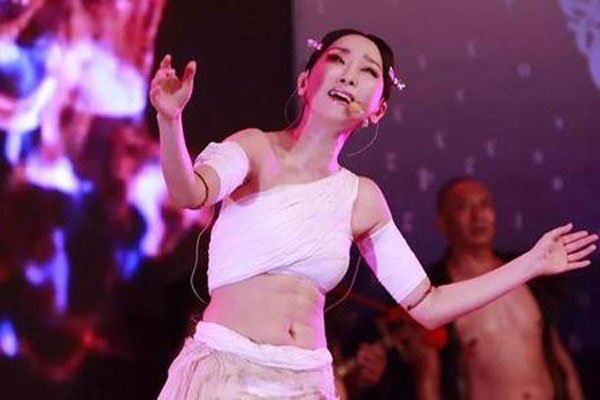 萨顶顶假唱转话筒事件 自己承认了假唱