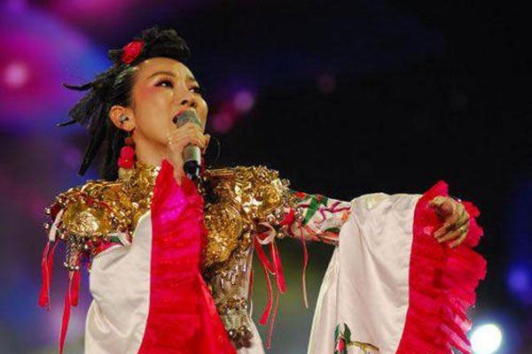 萨顶顶假唱转话筒事件 自己承认了假唱