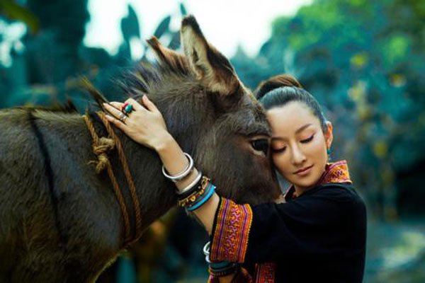 萨顶顶假唱转话筒事件 自己承认了假唱