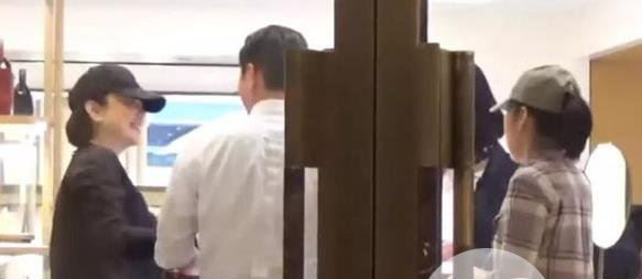 林青霞亲吻型男 只是熟人之间的亲密？