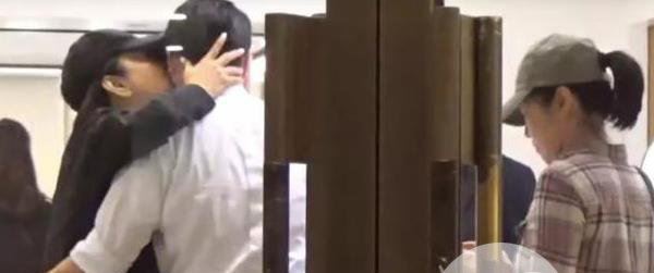 林青霞亲吻型男 只是熟人之间的亲密？