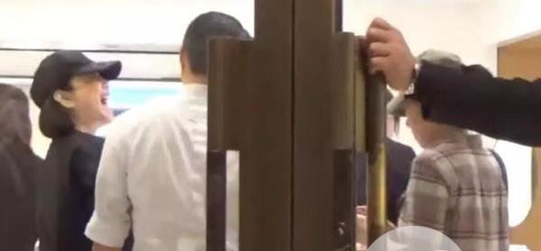 林青霞亲吻型男 只是熟人之间的亲密？