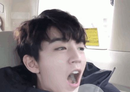 王俊凯把哈欠吞下去了 还舔了几下嘴唇