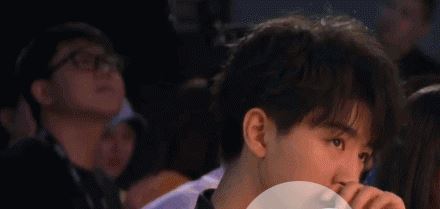 王俊凯把哈欠吞下去了 还舔了几下嘴唇