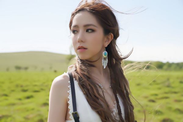 邓紫棋真实身高只有152cm吗 看对比照真相了