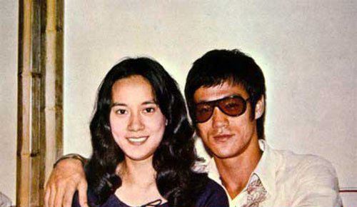 苗可秀的近照现状 苗可秀与李小龙昔日合影