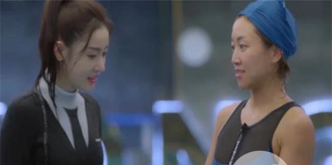 张天爱瑜伽被教练 张天爱桨板瑜伽挑战自我