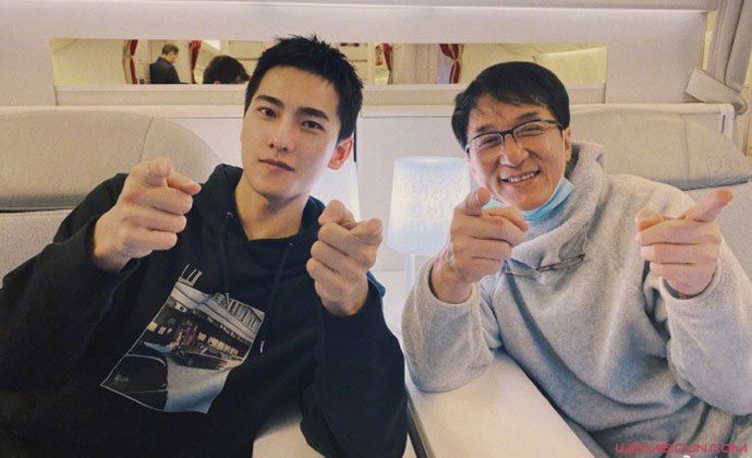 成龙杨洋偷吃蛋糕被抓包 现场很搞笑