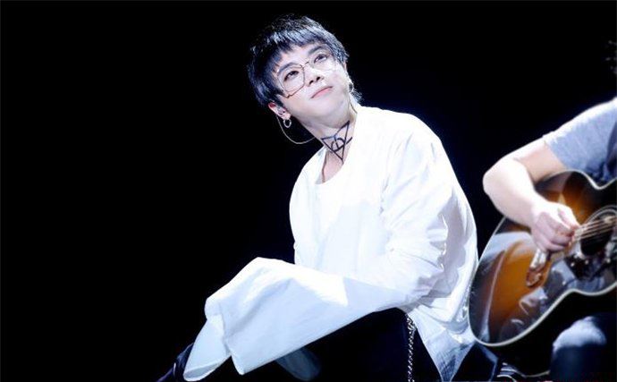 华晨宇真正私下为人 华晨宇和女朋友吻照