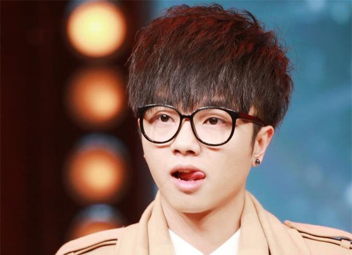 华晨宇真正私下为人 华晨宇和女朋友吻照