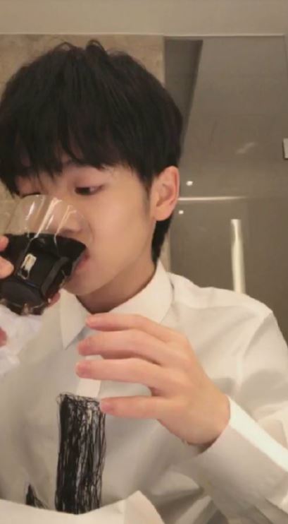 周震南在厕所吃播 有味道的直播