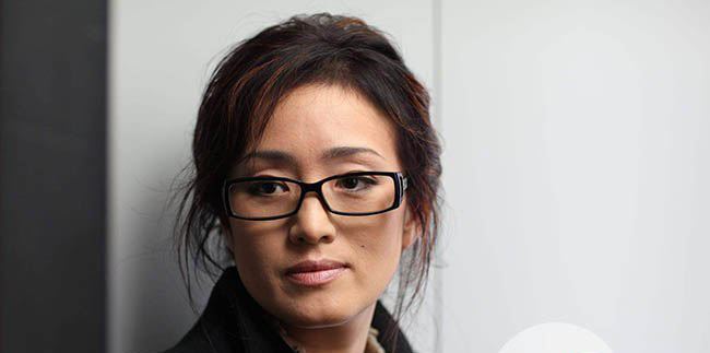 巩俐胸下垂了 年过半百袒胸露乳美艳动人