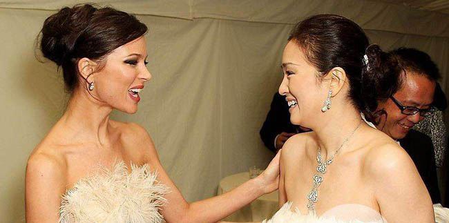 巩俐胸下垂了 年过半百袒胸露乳美艳动人