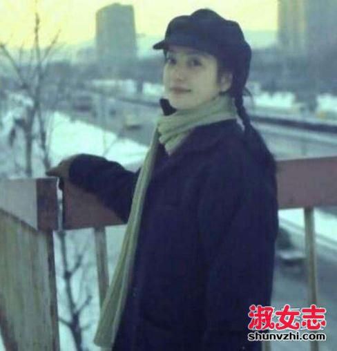 赵薇青涩学生照爆出 年轻时更美