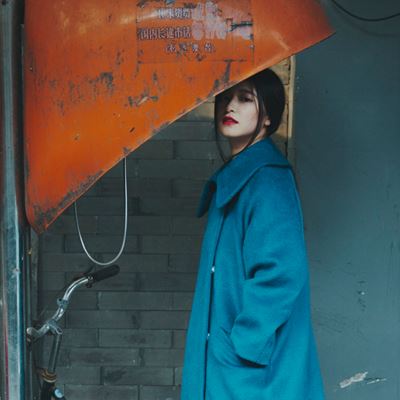 孔雀蓝颜色显老气吗 孔雀蓝配什么颜色好看