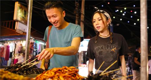  邓紫棋吃虫子怎么回事 令观众捧腹