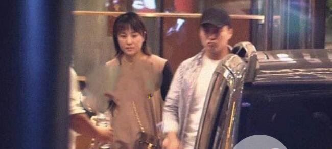 马丽疑似怀孕 隆起的腹部非常明显