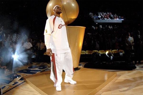 詹姆斯多大了2019年 詹姆斯35岁生日快乐