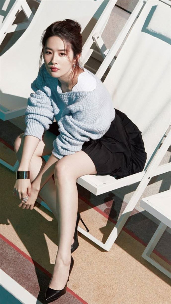 刘亦菲湖畔写真 不同风格随意转换