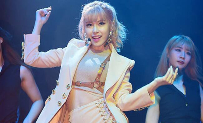 全孝盛抖奶舞 玩M字腿的下蹲引不满