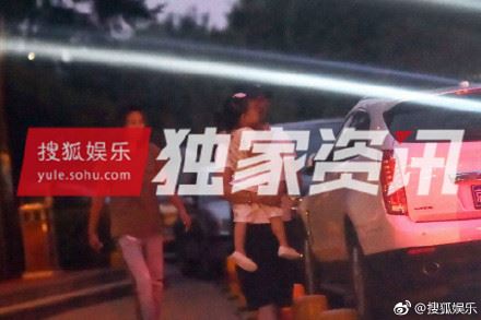 汪峰抱醒醒全家聚餐 章子怡后妈做的真好