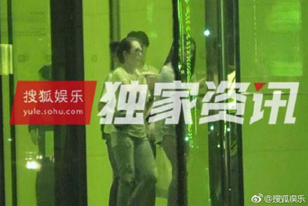 汪峰抱醒醒全家聚餐 章子怡后妈做的真好